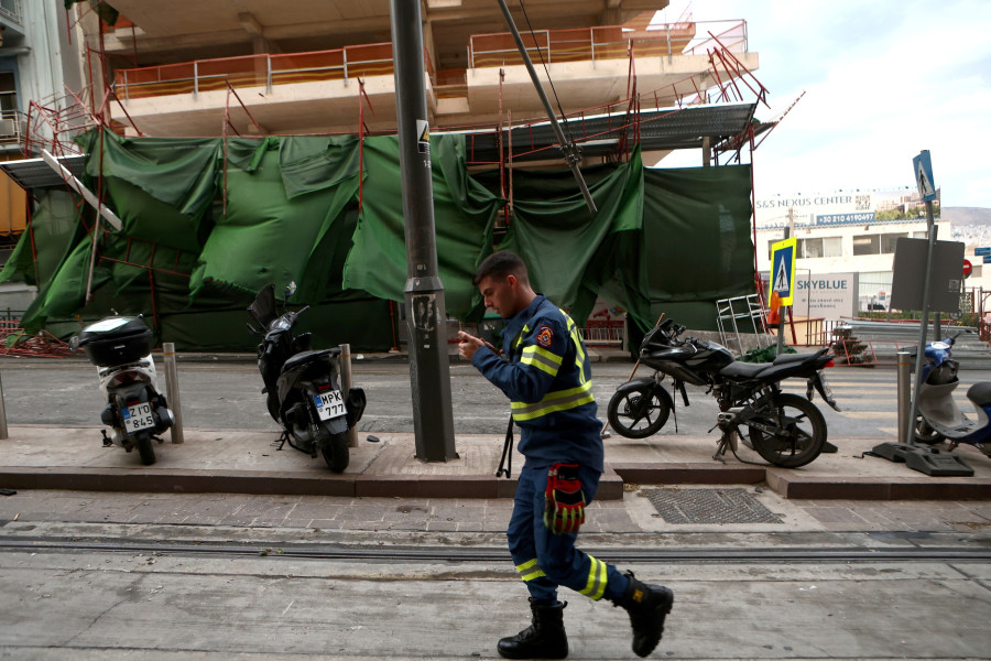 ΠΤΩΣΗ ΣΚΑΛΩΣΙΑΣ ΣΕ ΠΕΡΙΟΧΗ ΤΟΥ ΠΕΙΡΑΙΑ  ΛΟΓΩ ΤΗΣ ΚΑΚΟΚΑΙΡΙΑΣ