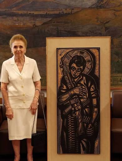 Η Χριστίνα Μουστακλή δίπλα στο χαρακτικό του Τάσσου