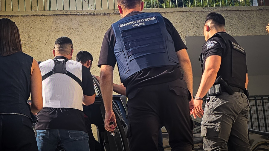 [388620] ΣΤΟΝ ΕΙΣΑΓΓΕΛΕΑ ΟΔΗΓΕΙΤΑΙ Ο 41ΧΡΟΝΟΣ ΓΙΑ ΤΟΝ ΘΑΝΑΤΟ ΤΗΣ 41ΧΡΟΝΗΣ ΔΙΑΣΩΣΤΡΙΑΣ ΣΤΗ ΣΥΡΟ (ΑΝΤΩΝΗΣ ΣΟΛΑΡΗΣ / EUROKINISSI)
