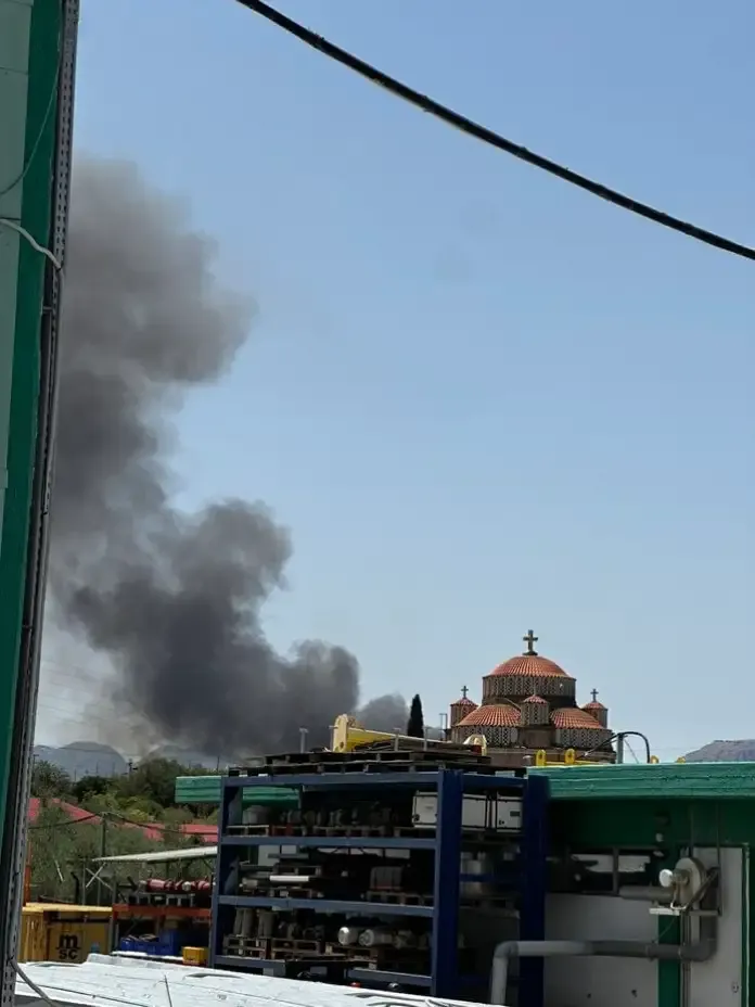 Στιγμιότυπο από τη μεγάλη φωτιά σε εργοστάσιο στην Κορινθία