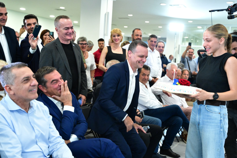[388686] ΕΚΠΛΗΞΗ ΓΙΑ ΤΟΝ ΑΛΕΞΗ ΤΣΙΠΡΑ ΣΤΗΝ ΕΚΔΗΛΩΣΗ ΓΙΑ ΤΗΝ ΤΟΠΙΚΗ ΑΥΤΟΔΙΟΙΚΗΣΗ  (ΤΑΤΙΑΝΑ ΜΠΟΛΑΡΗ / EUROKINISSI)