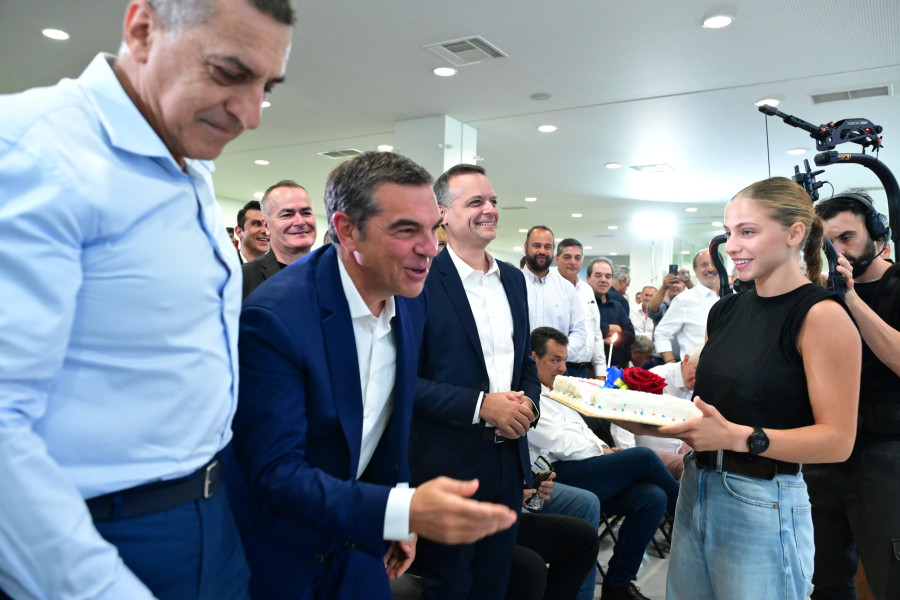 [388686] ΕΚΠΛΗΞΗ ΓΙΑ ΤΟΝ ΑΛΕΞΗ ΤΣΙΠΡΑ ΣΤΗΝ ΕΚΔΗΛΩΣΗ ΓΙΑ ΤΗΝ ΤΟΠΙΚΗ ΑΥΤΟΔΙΟΙΚΗΣΗ  (ΤΑΤΙΑΝΑ ΜΠΟΛΑΡΗ / EUROKINISSI)