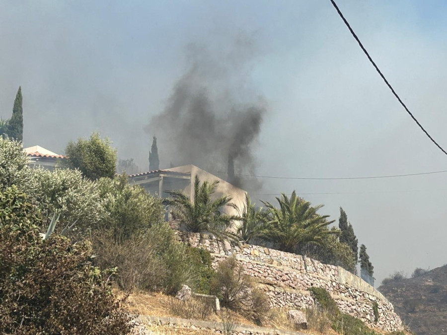 Στιγμιότυπο από τη φωτιά στο Ρέθυμνο