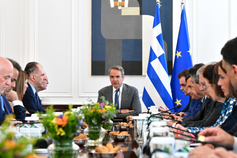 [388721]  ΣΥΝΕΔΡΙΑΣΗ ΤΟΥ ΥΠΟΥΡΓΙΚΟΥ ΣΥΜΒΟΥΛΙΟΥ ΥΠΟ ΤΟΝ ΠΡΩΘΥΠΟΥΡΓΟ ΚΥΡΙΑΚΟ ΜΗΤΣΟΤΑΚΗ   (ΤΑΤΙΑΝΑ ΜΠΟΛΑΡΗ / EUROKINISSI)