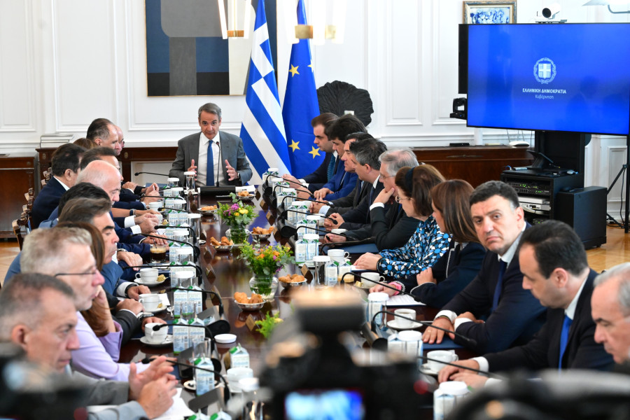 [388721]  ΣΥΝΕΔΡΙΑΣΗ ΤΟΥ ΥΠΟΥΡΓΙΚΟΥ ΣΥΜΒΟΥΛΙΟΥ ΥΠΟ ΤΟΝ ΠΡΩΘΥΠΟΥΡΓΟ ΚΥΡΙΑΚΟ ΜΗΤΣΟΤΑΚΗ   (ΤΑΤΙΑΝΑ ΜΠΟΛΑΡΗ / EUROKINISSI)
