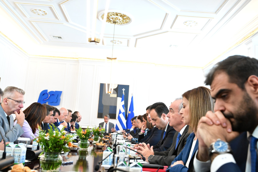 [388721]  ΣΥΝΕΔΡΙΑΣΗ ΤΟΥ ΥΠΟΥΡΓΙΚΟΥ ΣΥΜΒΟΥΛΙΟΥ ΥΠΟ ΤΟΝ ΠΡΩΘΥΠΟΥΡΓΟ ΚΥΡΙΑΚΟ ΜΗΤΣΟΤΑΚΗ   (ΤΑΤΙΑΝΑ ΜΠΟΛΑΡΗ / EUROKINISSI)