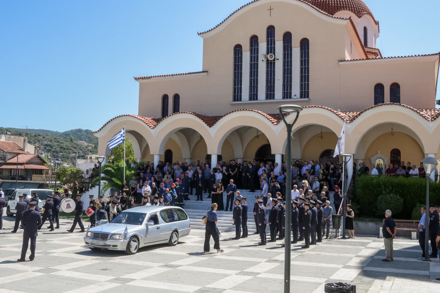 [388753] ΕΞΟΔΙΟΣ ΑΚΟΛΟΥΘΙΑ ΤΟΥ ΑΞΙΩΜΑΤΙΚΟΥ ΤΗΣ ΠΥΡΟΣΒΕΣΤΙΚΗΣ ΚΩΝΣΤΑΝΤΙΝΟΥ ΛΑΙΜΟΔΕΤΗ ΣΤΟ ΑΓΡΙΝΙΟ  (ΓΙΩΡΓΟΣ ΔΕΡΒΙΣΗΣ / EUROKINISSI)