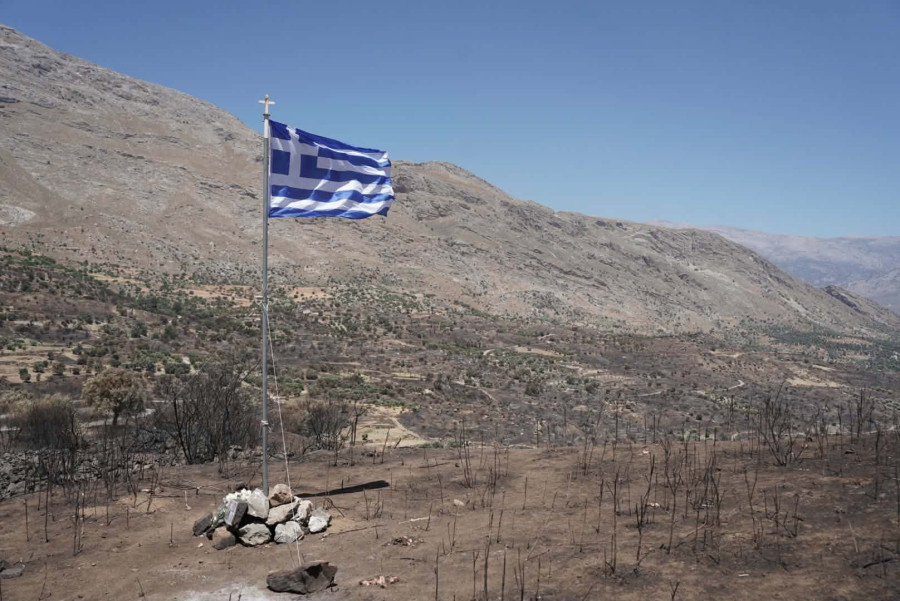 Ρέθυμνο: Η ελληνική σημαία στο σημείο που χάθηκαν οι δύο πυροσβέστες στην Κρύα Βρύση.