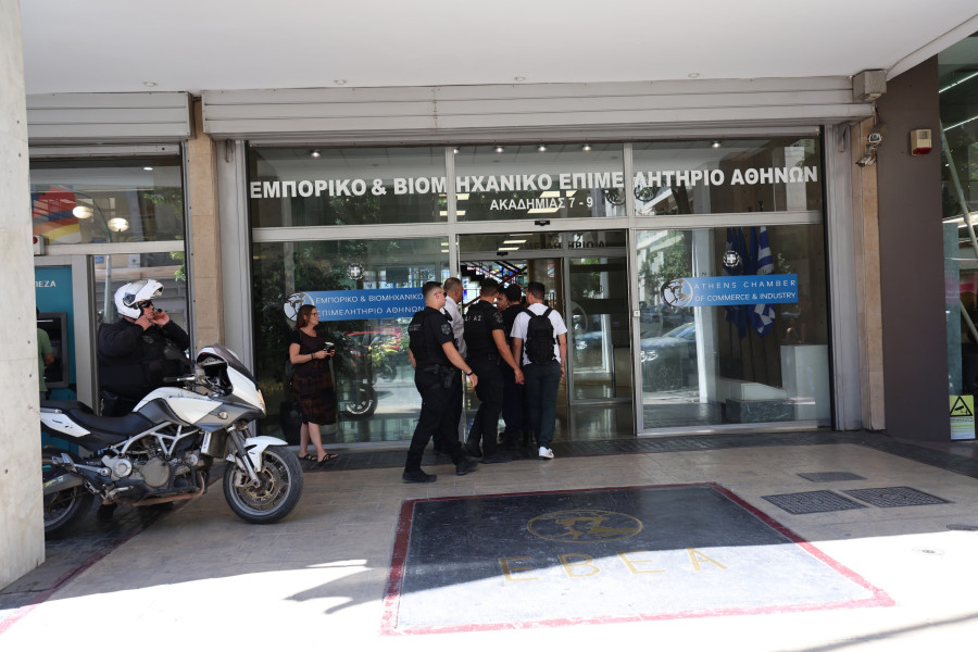 [388763] ΤΗΛΕΦΩΝΗΜΑ ΓΙΑ ΒΟΜΒΑ ΣΕ ΔΥΟ ΚΤΗΡΙΑ ΣΤΟ ΚΕΝΤΡΟ ΤΗΣ ΑΘΗΝΑΣ ΣΤΟ ΓΑΛΛΙΚΟ ΠΡΟΞΕΝΕΙΟ ΚΑΙ ΣΤΟ ΕΒΕΑ (ΓΙΑΝΝΗΣ ΠΑΝΑΓΟΠΟΥΛΟΣ/EUROKINISSI)