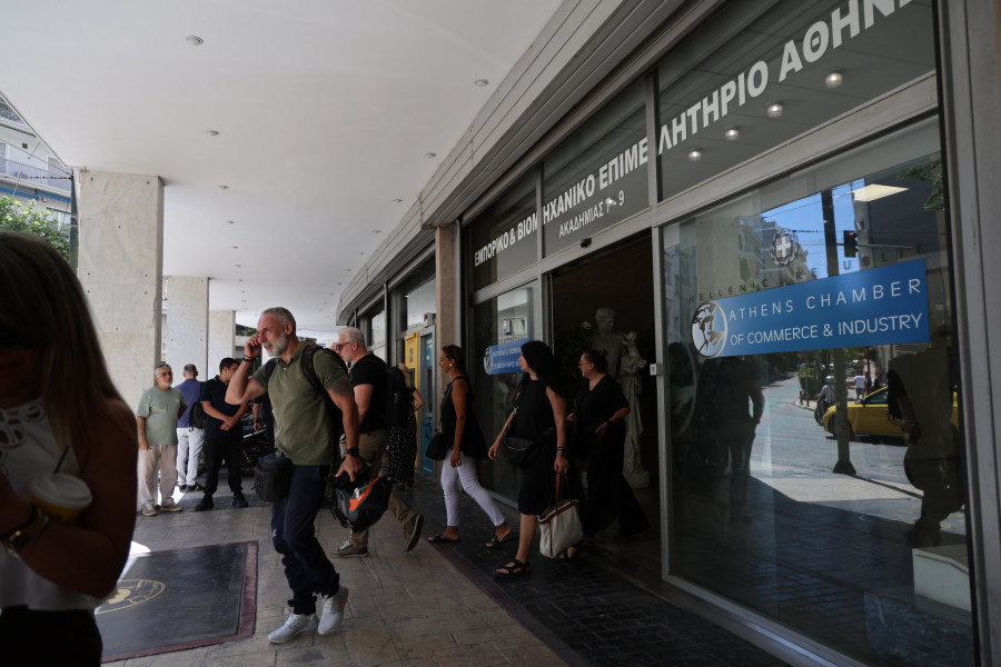 [388763] ΤΗΛΕΦΩΝΗΜΑ ΓΙΑ ΒΟΜΒΑ ΣΕ ΔΥΟ ΚΤΗΡΙΑ ΣΤΟ ΚΕΝΤΡΟ ΤΗΣ ΑΘΗΝΑΣ ΣΤΟ ΓΑΛΛΙΚΟ ΠΡΟΞΕΝΕΙΟ ΚΑΙ ΣΤΟ ΕΒΕΑ (ΓΙΑΝΝΗΣ ΠΑΝΑΓΟΠΟΥΛΟΣ/EUROKINISSI)