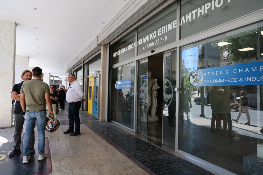 [388763] ΤΗΛΕΦΩΝΗΜΑ ΓΙΑ ΒΟΜΒΑ ΣΕ ΔΥΟ ΚΤΗΡΙΑ ΣΤΟ ΚΕΝΤΡΟ ΤΗΣ ΑΘΗΝΑΣ ΣΤΟ ΓΑΛΛΙΚΟ ΠΡΟΞΕΝΕΙΟ ΚΑΙ ΣΤΟ ΕΒΕΑ (ΓΙΑΝΝΗΣ ΠΑΝΑΓΟΠΟΥΛΟΣ/EUROKINISSI)