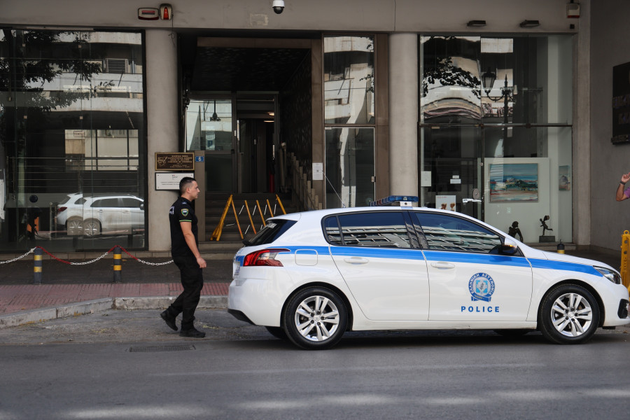 [388763] ΤΗΛΕΦΩΝΗΜΑ ΓΙΑ ΒΟΜΒΑ ΣΕ ΔΥΟ ΚΤΗΡΙΑ ΣΤΟ ΚΕΝΤΡΟ ΤΗΣ ΑΘΗΝΑΣ ΣΤΟ ΓΑΛΛΙΚΟ ΠΡΟΞΕΝΕΙΟ ΚΑΙ ΣΤΟ ΕΒΕΑ (ΓΙΑΝΝΗΣ ΠΑΝΑΓΟΠΟΥΛΟΣ/EUROKINISSI)