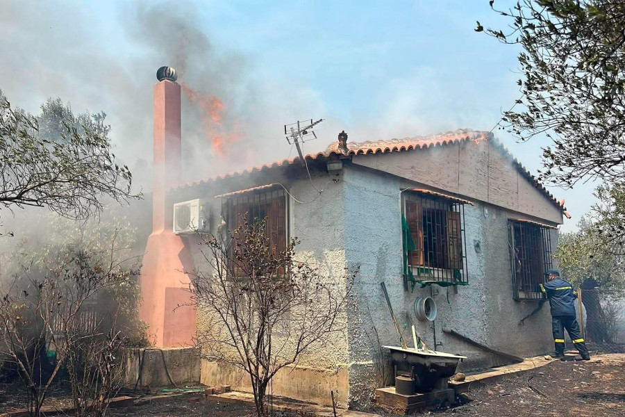 ΦΩΤΙΑ ΣΤΙΣ ΜΥΚΗΝΕΣ ΣΤΟ ΧΩΡΙΟ ΦΙΧΤΙΑ