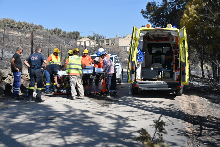 ΠΥΡΚΑΓΙΑ ΦΙΧΤΙΑ ΑΡΓΟΛΙΔΑΣ - ΤΡΑΥΜΑΤΙΣΘΗΚΕ ΥΠΑΛΛΗΛΟΣ ΤΗΣ ΔΕΔΔΗΕ ΑΠΟ ΠΤΩΣΗ ΔΕΝΤΡΟΥ. (ΒΑΣΙΛΗΣ ΠΑΠΑΔΟΠΟΥΛΟΣ/EUROKINISSI)