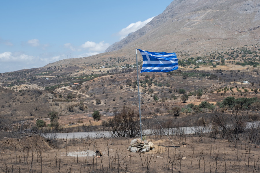 ΡΕΘΥΜΝΟ ΚΡΥΑ ΒΡΥΣΗ ΕΛΛΗΝΙΚΗ ΣΗΜΑΙΑ ΣΤΟ ΣΗΜΕΙΟ ΠΟΥ ΕΠΕΣΑΝ ΕΝ ΩΡΑ ΚΑΘΗΚΟΝΤΟΣ ΟΙ ΔΥΟ ΠΥΡΟΣΒΕΣΤΕΣ (ΑΝΤΩΝΗΣ ΖΟΥΡΙΔΑΚΗΣ / EUROKINISSI)