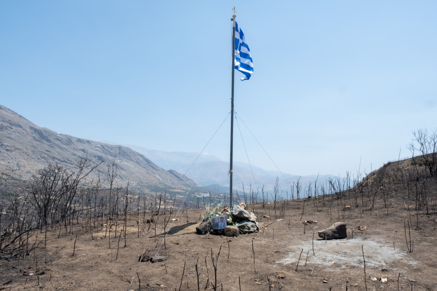 ΡΕΘΥΜΝΟ ΚΡΥΑ ΒΡΥΣΗ ΕΛΛΗΝΙΚΗ ΣΗΜΑΙΑ ΣΤΟ ΣΗΜΕΙΟ ΠΟΥ ΕΠΕΣΑΝ ΕΝ ΩΡΑ ΚΑΘΗΚΟΝΤΟΣ ΟΙ ΔΥΟ ΠΥΡΟΣΒΕΣΤΕΣ (ΑΝΤΩΝΗΣ ΖΟΥΡΙΔΑΚΗΣ / EUROKINISSI)