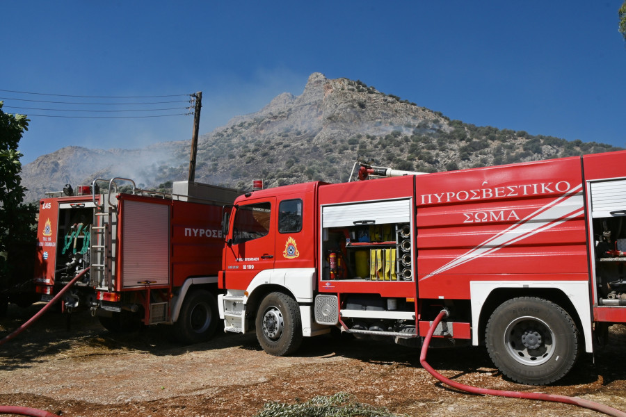Φωτιά στα Σταθαίικα Άργους - Μυκηνών: Μεγάλη κινητοποίηση της Πυροσβεστικής και εναέρια μέσα /Παπαδόπουλος Βασίλης/eurokinissi