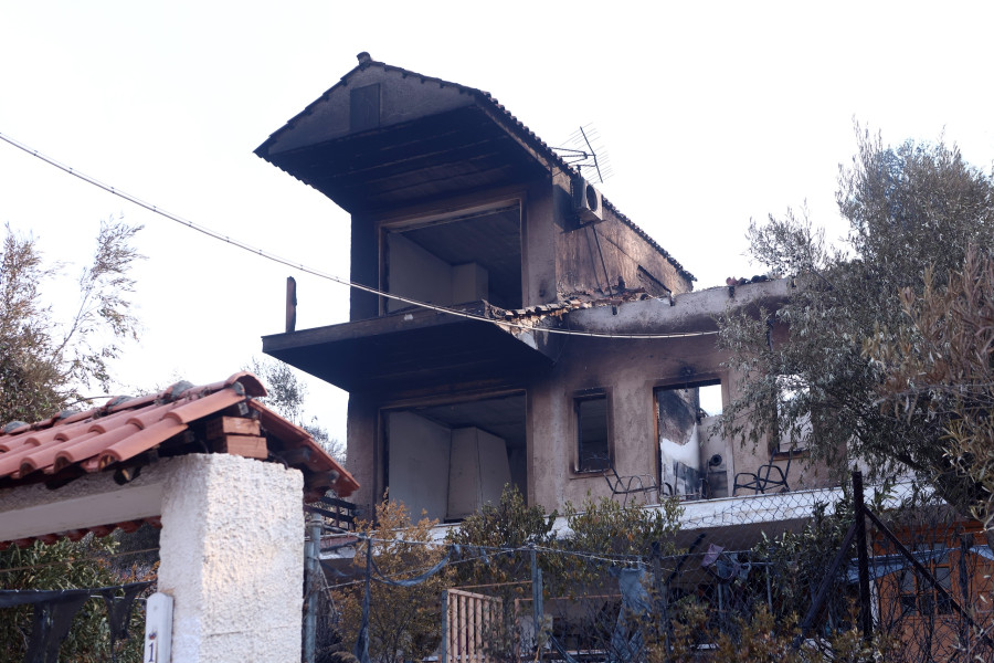 ΕΙΚΟΝΕΣ ΚΑΤΑΣΤΡΟΦΗΣ ΣΤΑ ΚΑΜΕΝΑ ΣΤΟ ΠΟΡΤΟ ΓΕΡΜΕΝΟ