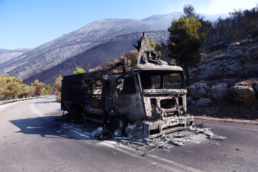ΕΙΚΟΝΕΣ ΚΑΤΑΣΤΡΟΦΗΣ ΣΤΑ ΚΑΜΕΝΑ ΣΤΟ ΠΟΡΤΟ ΓΕΡΜΕΝΟ