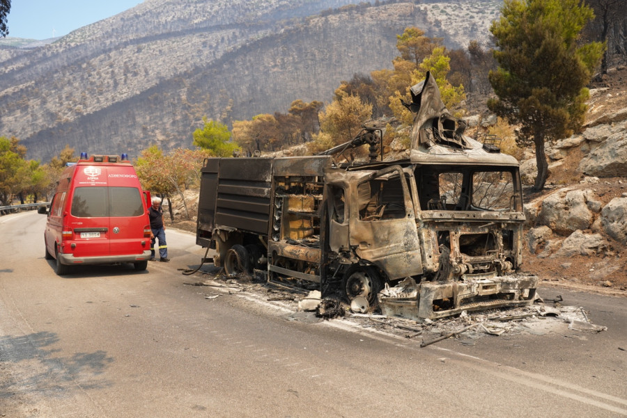 Η επόμενη ημέρα στο Πόρτο Γερμενό μετά την καταστροφική φωτιά.
