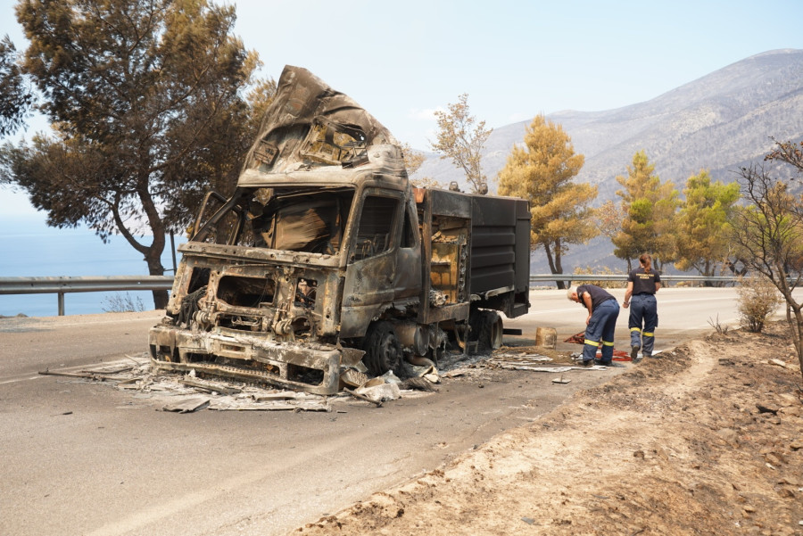 Η επόμενη ημέρα στο Πόρτο Γερμενό μετά την καταστροφική φωτιά.