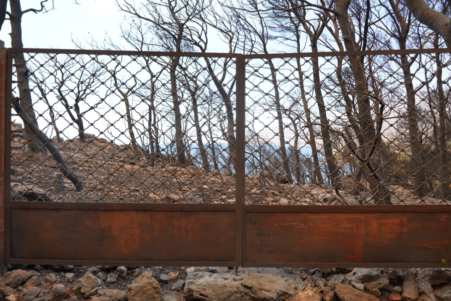 Η επόμενη ημέρα στο Πόρτο Γερμενό μετά την καταστροφική φωτιά.
