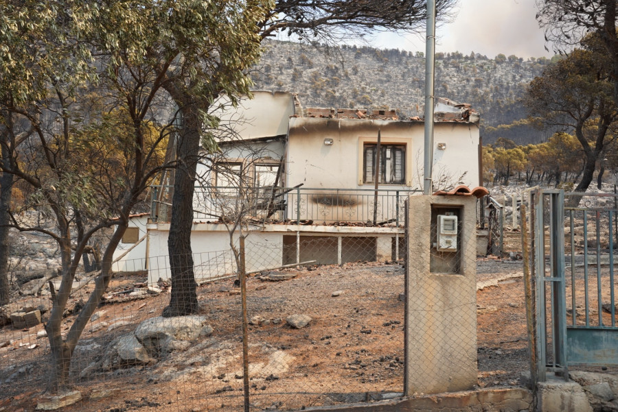 Η επόμενη ημέρα στο Πόρτο Γερμενό μετά την καταστροφική φωτιά.