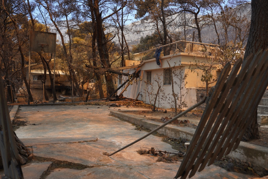 Η επόμενη ημέρα στο Πόρτο Γερμενό μετά την καταστροφική φωτιά.