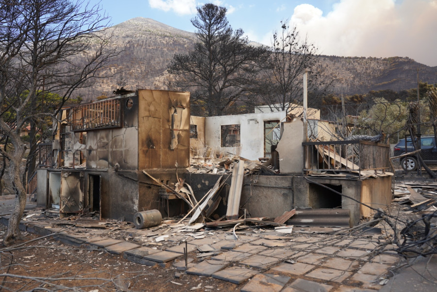 Η επόμενη ημέρα στο Πόρτο Γερμενό μετά την καταστροφική φωτιά.