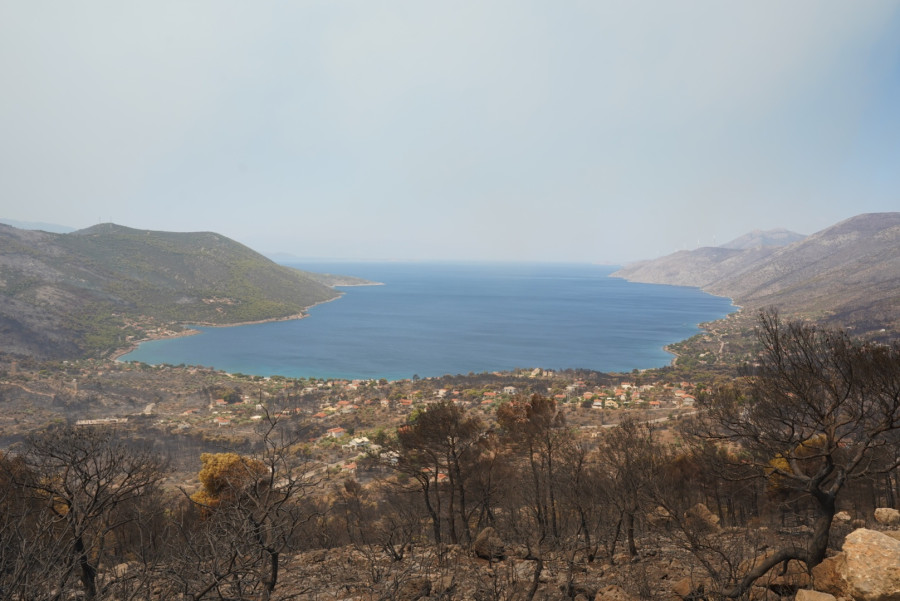 Η επόμενη ημέρα στο Πόρτο Γερμενό μετά την καταστροφική φωτιά.