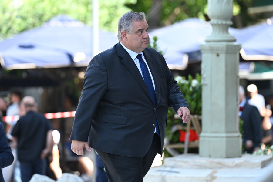 <br><br>ΕΞΟΔΙΟΣ ΑΚΟΛΟΥΘΙΑ ΤΟΥ ΠΡΩΗΝ ΥΠΟΥΡΓΟΥ ΓΙΑΝΝΗ ΒΑΡΒΙΤΣΙΩΤΗ