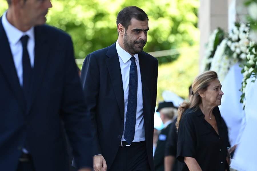 <br><br>ΕΞΟΔΙΟΣ ΑΚΟΛΟΥΘΙΑ ΤΟΥ ΠΡΩΗΝ ΥΠΟΥΡΓΟΥ ΓΙΑΝΝΗ ΒΑΡΒΙΤΣΙΩΤΗ