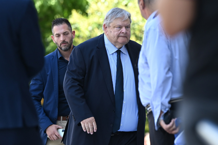 <br><br>ΕΞΟΔΙΟΣ ΑΚΟΛΟΥΘΙΑ ΤΟΥ ΠΡΩΗΝ ΥΠΟΥΡΓΟΥ ΓΙΑΝΝΗ ΒΑΡΒΙΤΣΙΩΤΗ