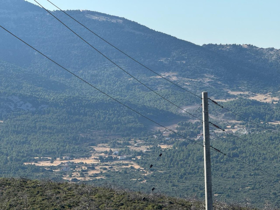 H μεγάλη αντιπυρική ζώνη που έγινε βορειοανατολικά του Αγίου Νεκταριου για να αποκλειστεί η επέκταση της πυρκαγιάς προς Βιλια και Πάρνηθα