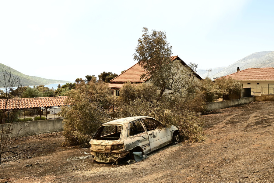 [388802] ΕΙΚΟΝΕΣ ΚΑΤΑΣΤΡΟΦΗΣ ΑΠΟ ΤΑ  ΚΑΜΕΝΑ ΣΤΟ ΠΟΡΤΟ ΓΕΡΜΕΝΟ (ΜΙΧΑΛΗΣ ΚΑΡΑΓΙΑΝΝΗΣ / EUROKINISSI)