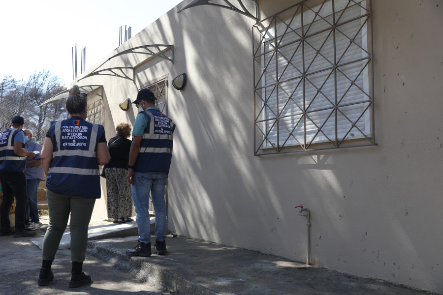 [388844] ΚΛΙΜΑΚΙΑ ΤΗΣ ΓΕΝΙΚΗΣ ΔΙΕΥΘΥΝΣΗΣ ΑΠΟΚΑΤΑΣΤΑΣΗΣ ΕΠΙΠΤΩΣΕΩΝ ΦΥΣΙΚΩΝ ΚΑΤΑΣΤΡΟΦΩΝ ΕΛΕΓΧΟΥΝ ΤΙΣ ΖΗΜΙΕΣ ΑΠΟ ΤΗΝ ΠΡΟΣΦΑΤΗ ΠΥΡΚΑΓΙΑ ΣΤΗ ΔΥΤΙΚΗ ΑΤΤΙΚΗ   (ΔΑΝΑΗ ΔΑΥΛΟΠΟΥΛΟΥ / EUROKINISSI)