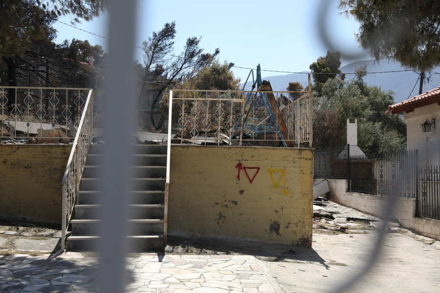 [388844] ΚΛΙΜΑΚΙΑ ΤΗΣ ΓΕΝΙΚΗΣ ΔΙΕΥΘΥΝΣΗΣ ΑΠΟΚΑΤΑΣΤΑΣΗΣ ΕΠΙΠΤΩΣΕΩΝ ΦΥΣΙΚΩΝ ΚΑΤΑΣΤΡΟΦΩΝ ΕΛΕΓΧΟΥΝ ΤΙΣ ΖΗΜΙΕΣ ΑΠΟ ΤΗΝ ΠΡΟΣΦΑΤΗ ΠΥΡΚΑΓΙΑ ΣΤΗ ΔΥΤΙΚΗ ΑΤΤΙΚΗ   (ΔΑΝΑΗ ΔΑΥΛΟΠΟΥΛΟΥ / EUROKINISSI)