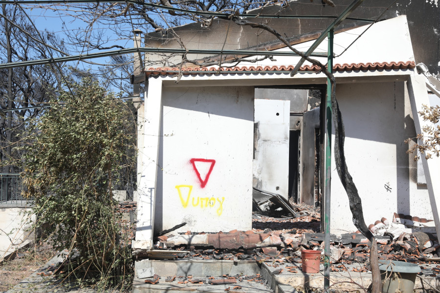[388844] ΚΛΙΜΑΚΙΑ ΤΗΣ ΓΕΝΙΚΗΣ ΔΙΕΥΘΥΝΣΗΣ ΑΠΟΚΑΤΑΣΤΑΣΗΣ ΕΠΙΠΤΩΣΕΩΝ ΦΥΣΙΚΩΝ ΚΑΤΑΣΤΡΟΦΩΝ ΕΛΕΓΧΟΥΝ ΤΙΣ ΖΗΜΙΕΣ ΑΠΟ ΤΗΝ ΠΡΟΣΦΑΤΗ ΠΥΡΚΑΓΙΑ ΣΤΗ ΔΥΤΙΚΗ ΑΤΤΙΚΗ   (ΔΑΝΑΗ ΔΑΥΛΟΠΟΥΛΟΥ / EUROKINISSI)