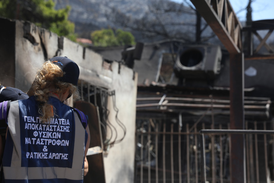 [388844] ΚΛΙΜΑΚΙΑ ΤΗΣ ΓΕΝΙΚΗΣ ΔΙΕΥΘΥΝΣΗΣ ΑΠΟΚΑΤΑΣΤΑΣΗΣ ΕΠΙΠΤΩΣΕΩΝ ΦΥΣΙΚΩΝ ΚΑΤΑΣΤΡΟΦΩΝ ΕΛΕΓΧΟΥΝ ΤΙΣ ΖΗΜΙΕΣ ΑΠΟ ΤΗΝ ΠΡΟΣΦΑΤΗ ΠΥΡΚΑΓΙΑ ΣΤΗ ΔΥΤΙΚΗ ΑΤΤΙΚΗ   (ΔΑΝΑΗ ΔΑΥΛΟΠΟΥΛΟΥ / EUROKINISSI)