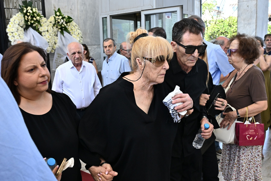 ΕΞΟΔΙΟΣ ΑΚΟΛΟΥΘΙΑ ΤΟΥ ΤΡΑΓΟΥΔΙΣΤΗ ΛΑΚΗ ΧΑΛΚΙΑ