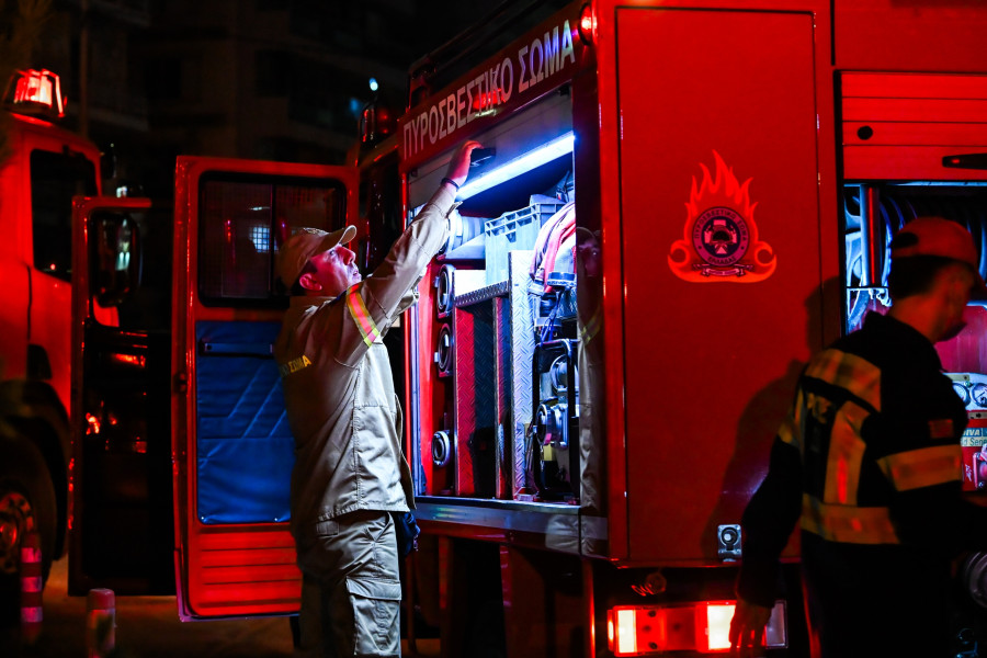 ΠΥΡΚΑΓΙΑ ΣΕ ΚΑΤΑΣΤΗΜΑ ΝΑΥΤΙΛΙΑΚΩΝ ΕΙΔΩΝ ΣΤΗ ΣΥΜΒΟΛΗ ΤΩΝ ΛΕΩΦΟΡΩΝ ΠΟΣΕΙΔΩΝΟΣ - ΑΜΦΙΘΕΑΣ