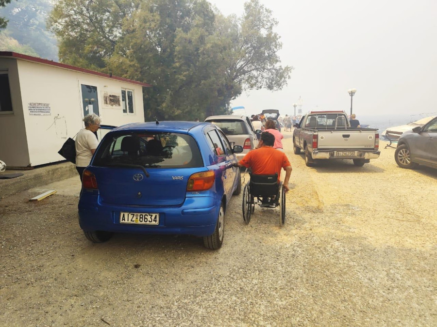 ΕΠΙΧΕΙΡΗΣΕΙΣ ΤΗΣ ΠΥΡΟΣΒΕΣΤΙΚΗΣ ΓΙΑ ΤΗ ΔΙΑΣΩΣΗ ΚΑΙ ΑΠΟΜΑΚΡΥΝΣΗ ΠΟΛΙΤΩΝ ΣΤΗΝ ΠΥΡΚΑΓΙΑ ΤΗΣ ΑΤΤΙΚΟΒΟΙΩΤΙΑΣ