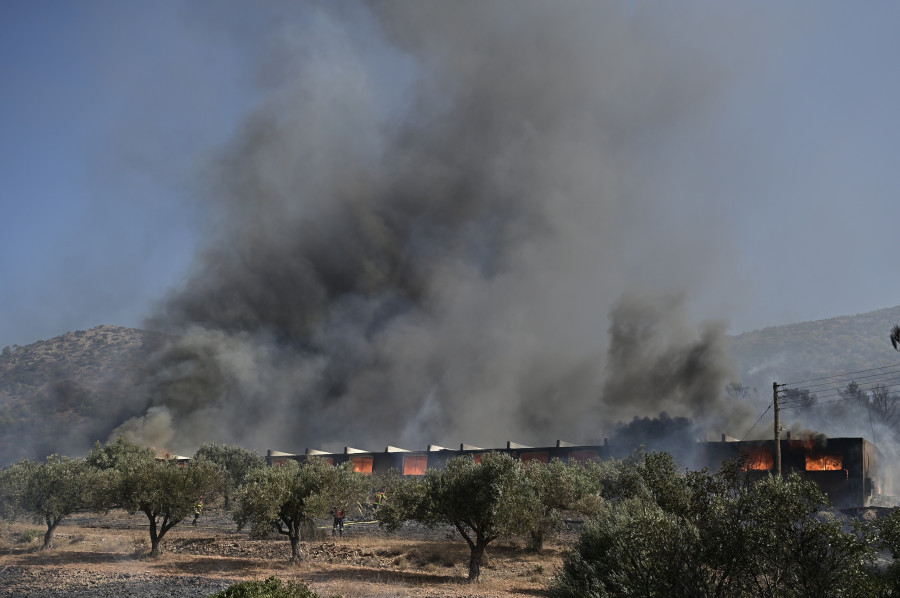 [388884] ΦΩΤΙΑ  ΣΤΗ ΠΕΡΙΟΧΗ ΚΟΥΒΑΡΑ ΑΤΤΙΚΗΣ  (ΚΑΡΑΓΙΑΝΝΗΣ ΜΙΧΑΛΗΣ/EUROKINISSI)