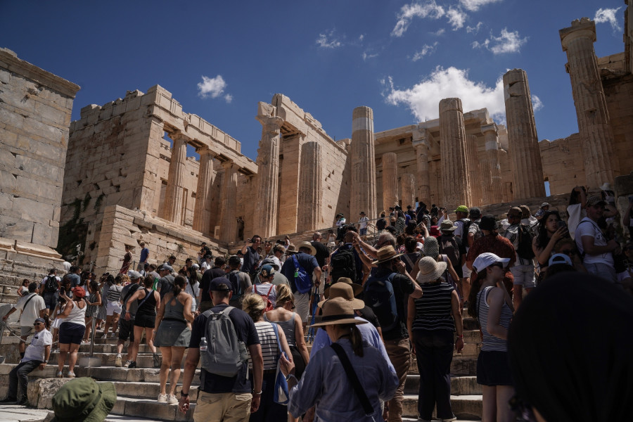Παρθενώνας; Parthenon; Ακρόπολη; Acropolis; αέτωμα; pediment; δυτικό αέτωμα; western pediment; αποκατάσταση; restoration; σκαλωσιά; scaffolding; απομάκρυνση σκαλωσιών; scaffolding removal; δυτική όψη; western façade; αρχαιολογικός χώρος; archaeological site; αρχαία μνημεία; ancient monuments; αρχαία Ελλάδα; ancient Greece; ελληνική αρχαιότητα; Greek antiquity; πολιτιστική κληρονομιά; cultural heritage; UNESCO; UNESCO; Υπουργείο Πολιτισμού; Ministry of Culture; ΥΣΜΑ; ESMA; Επιτροπή Συντήρησης Μνημείων Ακρό; Acropolis Restoration Service; συντήρηση μνημείων; monument conservation; αναστήλωση; anastylosis; μαρμάρινα γλυπτά; marble sculptures; αρχιτεκτονική κλασικής εποχής; classical period architecture; Αθήνα; Athens; Ελλάδα; Greece; tourism; destination; προορισμός; touristic; τουριστικό; tourists; τουρίστας; τουρίστες;
