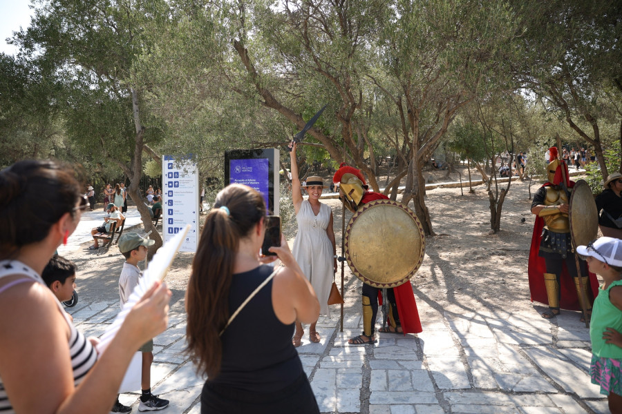 Acropolis; heatwave; high temperature; hot weather; summer; tourism; tourists; waiting; Ακρόπολη; αναμονή; είσοδος; ζέστη; καλοκαίρι; τουρίστες; τουρισμός; υψηλές θερμοκρασίες; Αρχαία Ελλάδα; Σπαρτιάτες;