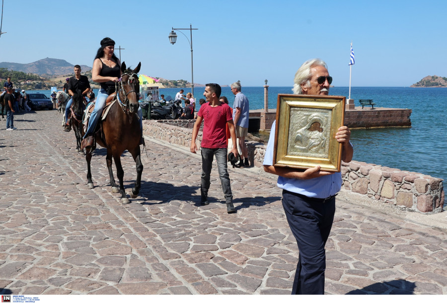ΠΕΡΙΦΟΡΑ ΤΗΣ ΕΙΚΟΝΑΣ ΤΗΣ ΠΑΝΑΓΙΑΣ ΓΛΥΚΟΦΙΛΟΥΣΑΣ ΣΤΗΝ ΠΕΤΡΑ ΛΕΣΒΟΥ