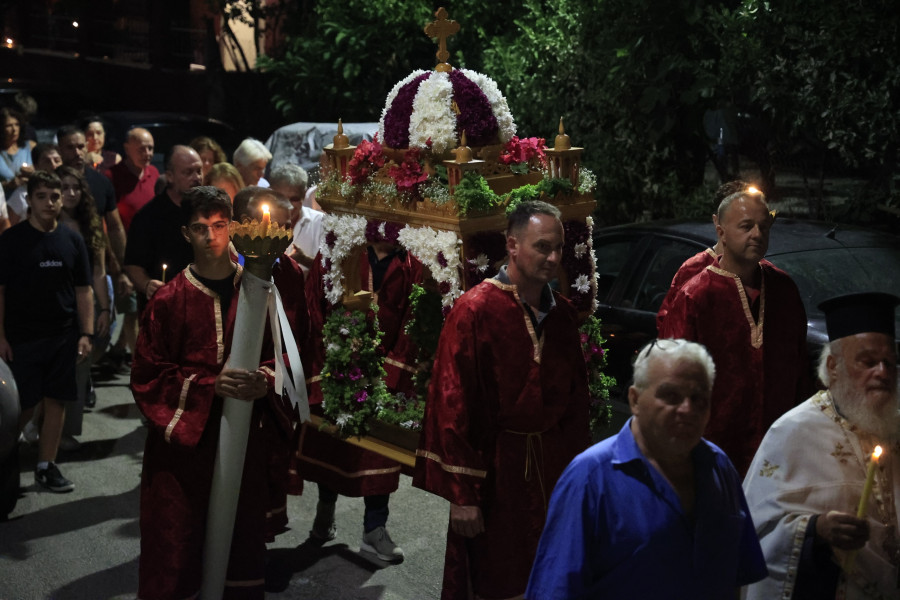 [379746] ΠΕΡΙΦΟΡΑ ΕΠΙΤΑΦΙΟΥ ΤΗΣ ΠΑΝΑΓΙΑΣ ΣΤΟ ΧΩΡΙΟ ΝΥΜΦΕΣ ΤΗΣ ΚΕΡΚΥΡΑΣ ΠΑΡΑΜΟΝΗ ΤΟΥ ΔΕΚΑΠΕΝΤΑΥΓΟΥΣΤΟΥ  (ΓΙΩΡΓΟΣ ΚΟΝΤΑΡΙΝΗΣ / EUROKINISSI)