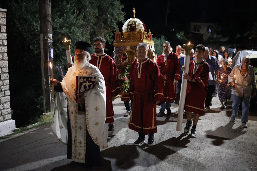 [371308]  ΠΕΡΙΦΟΡΑ ΕΠΙΤΑΦΙΟΥ ΤΗΣ ΠΑΝΑΓΙΑΣ ΣΤΟ ΧΩΡΙΟ ΝΥΜΦΕΣ ΤΗΣ ΚΕΡΚΥΡΑΣ ΠΑΡΑΜΟΝΗ ΤΟΥ ΔΕΚΑΠΕΝΤΑΥΓΟΥΣΤΟΥ (ΓΙΩΡΓΟΣ ΚΟΝΤΑΡΙΝΗΣ / EUROKINISSI)