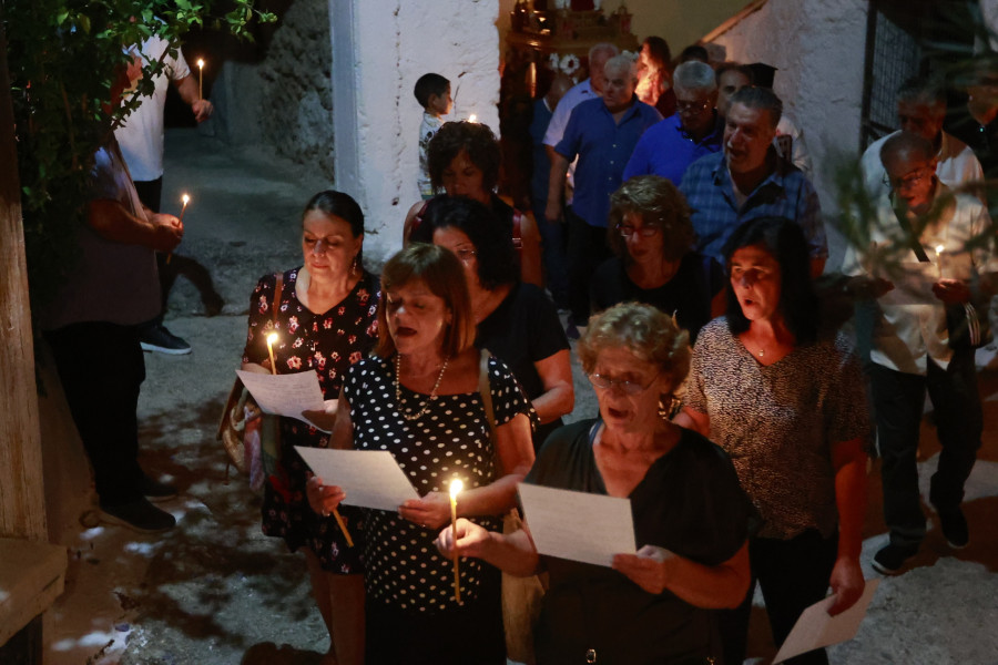 [362940] ΠΕΡΙΦΟΡΑ ΕΠΙΤΑΦΙΟΥ ΤΗΣ ΠΑΝΑΓΙΑΣ ΣΤΟ ΧΩΡΙΟ ΝΥΜΦΕΣ ΤΗΣ ΚΕΡΚΥΡΑΣ ΠΑΡΑΜΟΝΗ ΤΟΥ ΔΕΚΑΠΕΝΤΑΥΓΟΥΣΤΟΥ (ΓΙΩΡΓΟΣ ΚΟΝΤΑΡΙΝΗΣ/EUROKINISSI)