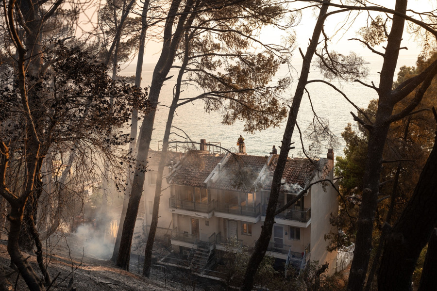 2026; Chalkidiki; Halkidiki; Siviri; Thessaloniki; summer wildfires; wildfire; Θεσσαλονίκη; Σίβηρη; Χαλκιδική; καλοκαιρινές πυρκαγιές; πυρκαγιά; φωτιά; κατάσβεση; firefighter; πυροσβέστης; πυροσβεστική; κατοικία; σπίτι; σπίτια; house;